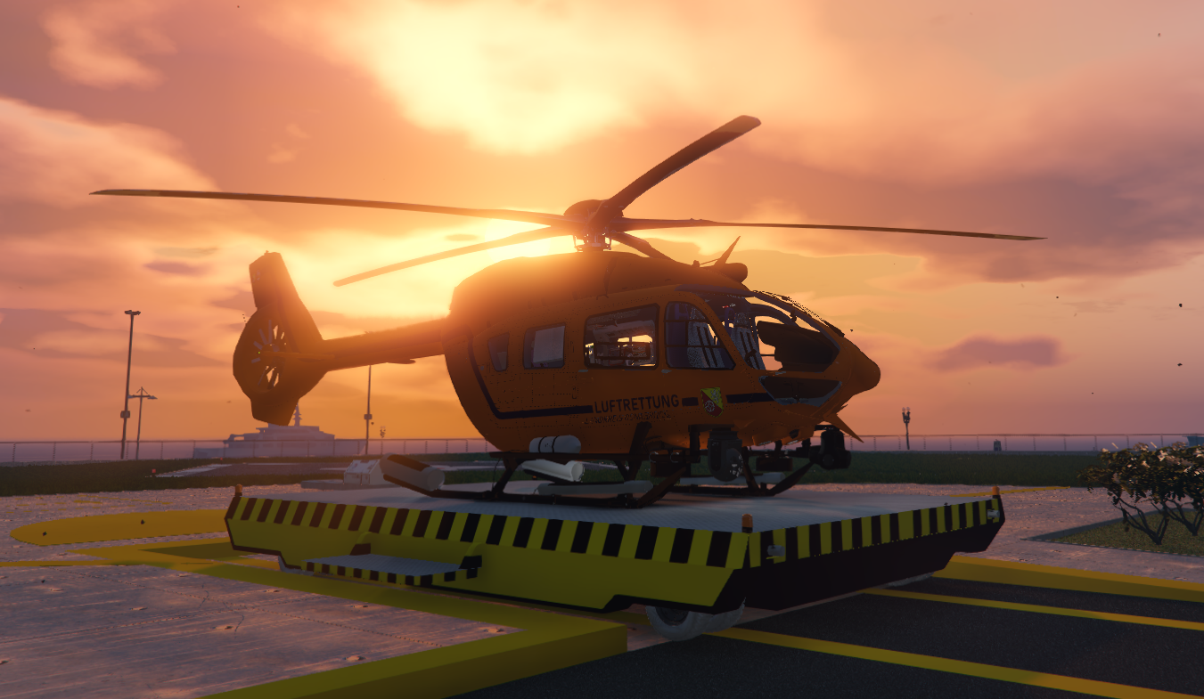 Rettungshubschrauber im Abendlicht